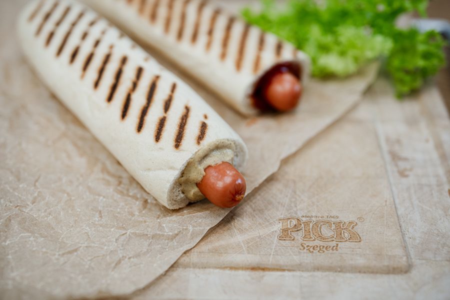 Pick hot-dog friss kifliben, szószokkal tálalva