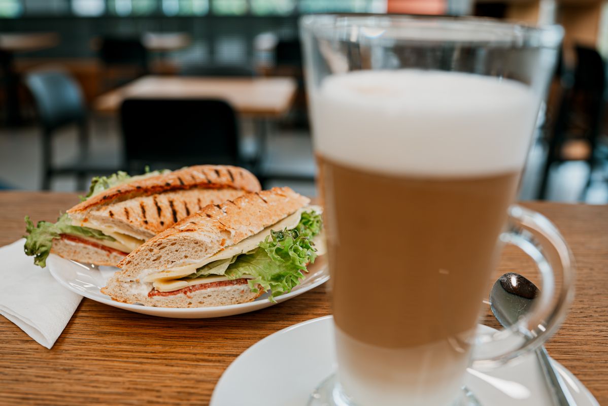 Frissen grillezett szendvics olvadt sajttal és lattéval